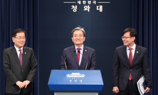 청와대 노영민 대통령 비서실장(가운데)이 10일 오후 춘추관 대브리핑룸에서 열린 기자간담회에 앞서 모두발언하고 있다. 왼쪽은 정의용 국가안보실장, 오른쪽은 김상조 정책실장. 연합뉴스